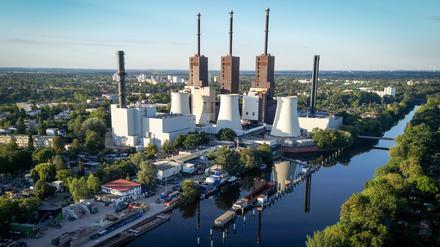 Blick auf das Heizkraftwerk auf Erdgasbasis in Lichterfelde am frühen Morgen. Der Energiekonzern Vattenfall betreibt das Kraftwerk. Das Kraftwerk wird mit Erdgas betrieben.