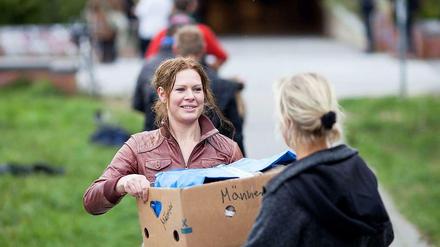 Anpacken. Die Initiative „Hellersdorf hilft“ hat sich für einen freundlichen Empfang der Asylbewerber eingesetzt.