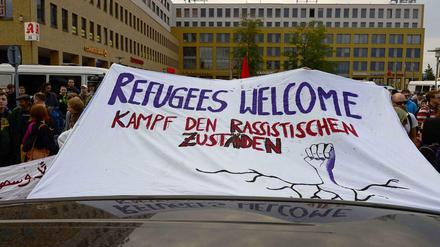 Mit einem großen Banner wollen sie die Flüchtlinge willkommen heißen. 