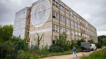 Im früheren Max-Reinhardt-Gymnasium in Berlin-Hellersdorf sollen künftig rund 400 Flüchtlingen unterkommen.