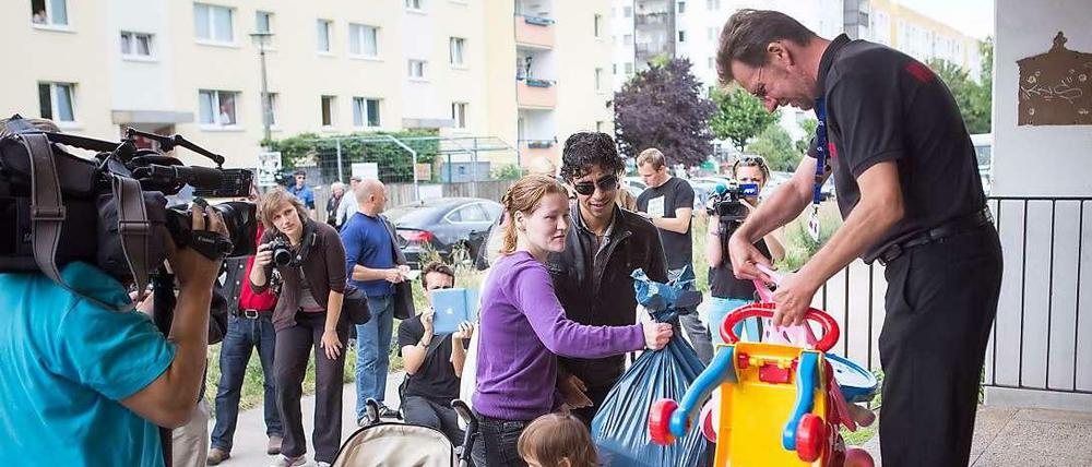 Willkommen, Nachbarn! Cindy Laqua, Omar Elaoad und ihre Tochter brachten den Heimbewohnern von Hellerdorf Spielzeug und Kleidung vorbei.