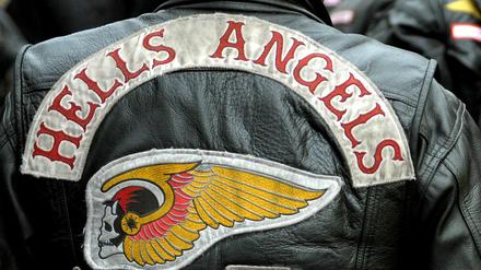 Ein Totenkopf mit Flügeln ist das Symbol der Motorradgang Hells Angels.
