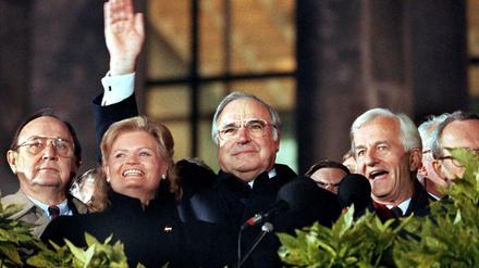 Helmut Kohl (CDU) steht bei der Berliner Feier der Deutschen Einheit am 03. Oktober 1990 auf der Treppe des Reichstagsgebäudes. Neben ihm seine Frau Hannelore, daneben Bundesaußenminister Hans-Dietrich Genscher (li.,FDP), Bundespräsident Richard von Weizsäcker (re.) und daneben Lothar de Maizière, der letzte DDR-Ministerpräsident. 