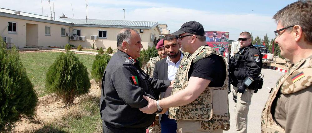 Berlins Innensenator Frank Henkel (CDU) (Mitte) und Polizeipräsident Klaus Kandt zu Besuch in Afghanistan.