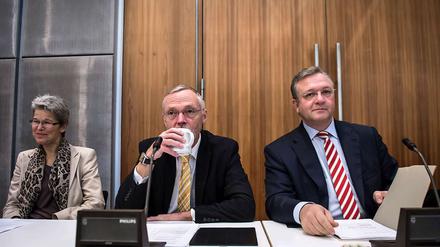  Innensenator Frank Henkel (r.), Verfassungsschutzchefin Claudia Schmid (l.) und Staatssekretaer Bernd Krömer stellten sich am Freitag den Fragen der Parlamentarier. 
