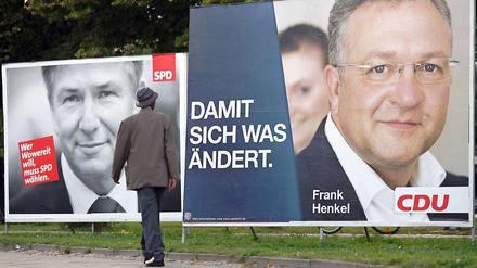 Humor im Hintergrund. Weiß die Frau auf Henkels neuen Wahlplakaten mehr als der CDU-Spitzenkandidat?