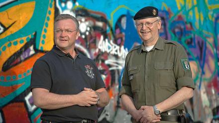 Alles unter Kontrolle: Innensenator Frank Henkel bei seiner Tour durch Berlin - hier im Mauerpark mit Klaus Kesse, Direktionsleiter beim Polizeipräsidenten in Berlin.