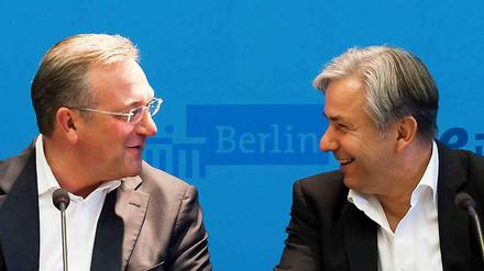 Berlins Regierender Buergermeister Klaus Wowereit (SPD, r.) und der Vorsitzende des CDU-Landesverbandes Berlin, Frank Henkel, auf der Pressekonferenz zu den Koalitionsverhandlungen. Eine Woche nach dem Scheitern rot-gruener Koalitionsgespräche haben SPD und CDU am Mittwoch Verhandlungen über die Bildung einer Regierung begonnen.