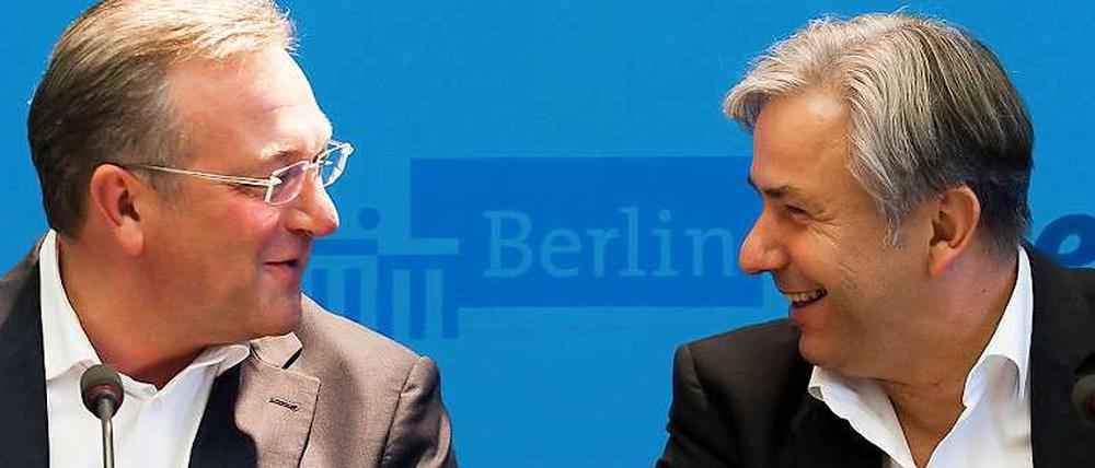 Berlins Regierender Buergermeister Klaus Wowereit (SPD, r.) und der Vorsitzende des CDU-Landesverbandes Berlin, Frank Henkel, auf der Pressekonferenz zu den Koalitionsverhandlungen. Eine Woche nach dem Scheitern rot-gruener Koalitionsgespräche haben SPD und CDU am Mittwoch Verhandlungen über die Bildung einer Regierung begonnen.