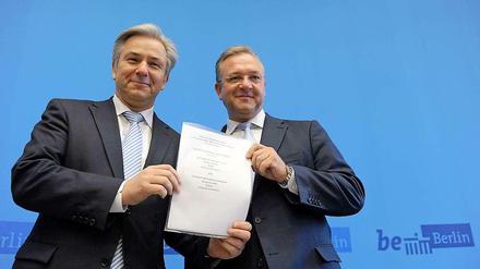 Berlins Regierender Bürgermeister Klaus Wowereit (SPD) und Innensenator Frank Henkel (CDU) posieren mit Koalitionsvertrag.