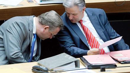 Auf der Suche nach einem Wirtschaftssenator: Frank Henkel (CDU, links) und Klaus Wowereit (SPD). 