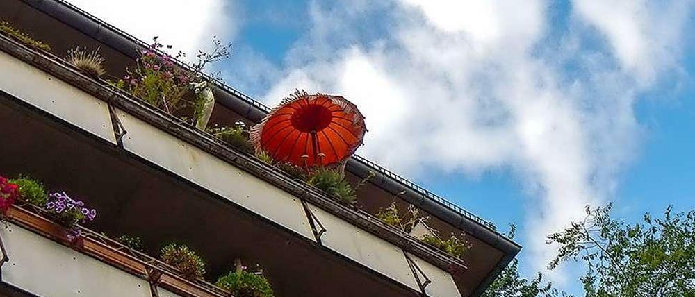Sommer vorm Balkon: Häuserzeile mit Sonnenschirm in Berlin-Wedding