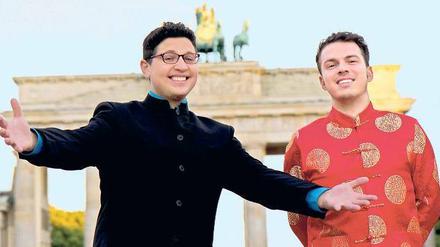 In China ganz groß. Arseny Knaifel (links) und Jacques Wecke sind zu chinesisch rappenden Botschaftern Berlins in Peking geworden.