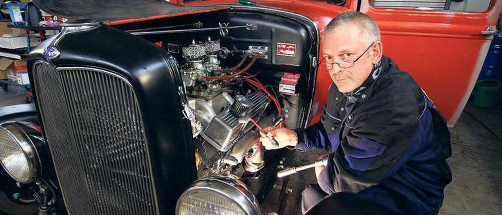 Zwei Jahrzehnte hat Lars Bohnke trotz Handicaps Teppiche verlegt – dabei galt seine Leidenschaft US-Autos. Heute arbeitet in einer Werkstatt, die sich auf solche Fahrzeuge spezialisiert hat.