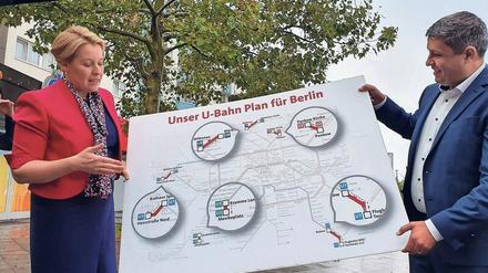 Franziska Giffey und Raed Saleh bei der Präsentation der U-Bahn-Pläne der SPD. Demnach sollen Strecken zur Heerstraße Nord, ins Märkische Viertel, nach Pankow Kirche, zum BER und dem Mexikoplatz verlängert werden. 