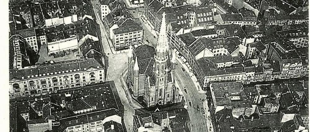 Die 1964 abgerissene Petrikirche, fotografiert um 1920. Rechts die noch gekrümmte Gertraudenstraße.