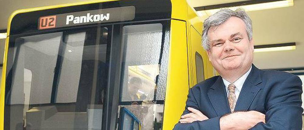 Eine neue U-Bahn erfreut Hans-Christian Kaiser, U-Bahn-Direktor der BVG. Ab 2015 werden zwei "Vorserienfahrzeuge" im Kleinprofil der U-Bahn-Linien U1 bis U4 getestet.