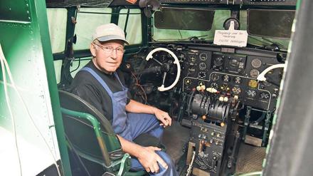 Wer weiß denn noch, wie ein Flugzeug aus dem Kalten Krieg aussah. Volkmar Steinert, 76, Pilot hat 14.000 Flugstunden absolviert. Heute restauriert er mit ehemaligen Kollegen eine Maschine aus seiner Jugend. 