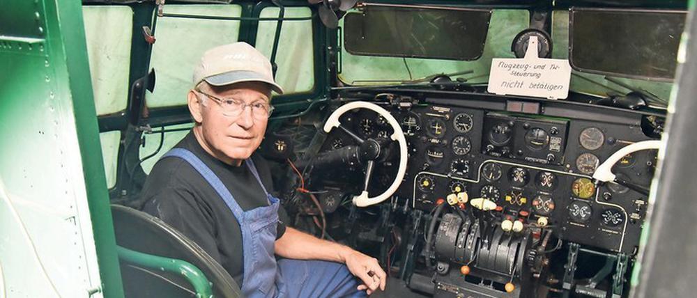 Wer weiß denn noch, wie ein Flugzeug aus dem Kalten Krieg aussah. Volkmar Steinert, 76, Pilot hat 14.000 Flugstunden absolviert. Heute restauriert er mit ehemaligen Kollegen eine Maschine aus seiner Jugend. 