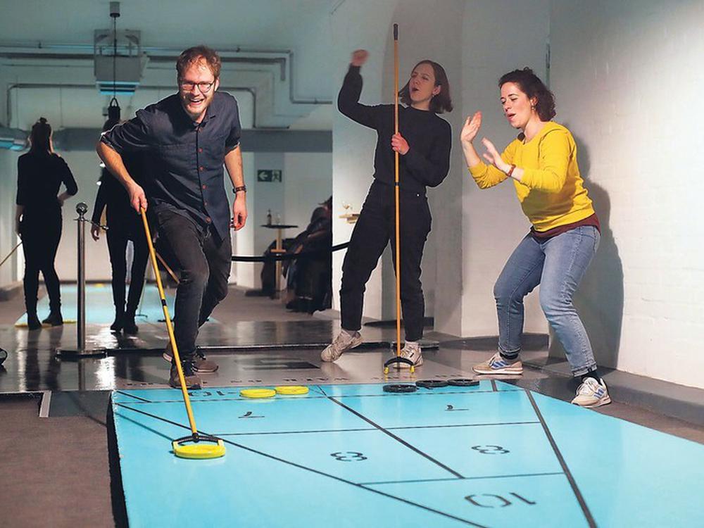 Shuffleboard in Berlin Ein Spiel für Verlierer