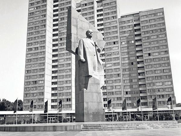 Monumental. 19 Meter hoch war die mächtige Leninstatue in Friedrichshain, nur überragt von den sozialistischen Plattenbauten ringsum.