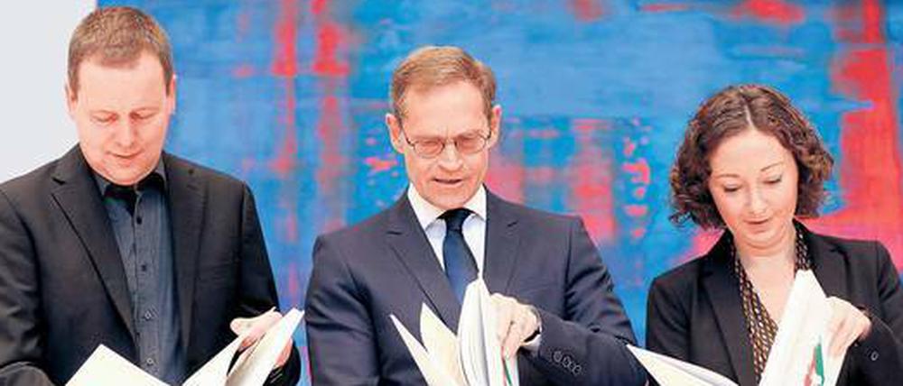 Wo sind die Unterschriften? Klaus Lederer (Linke), Michael Müller (SPD) und Ramona Pop (Grüne) wälzen den neuen Koalitionsvertrag. 