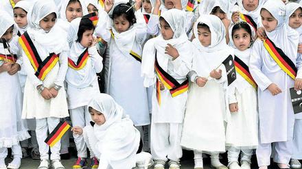 Zur Eröffnung der Bait-ul-Wahid-Moschee in Hanau kamen Mädchen mit Schärpen in Deutschland-Farben und Fahnen mit dem islamischen Halbmond.