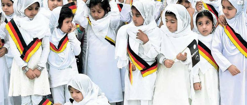 Zur Eröffnung der Bait-ul-Wahid-Moschee in Hanau kamen Mädchen mit Schärpen in Deutschland-Farben und Fahnen mit dem islamischen Halbmond.