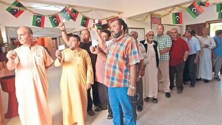 Benghasi – Berlin. In Libyen bildeten sich am Samstagmorgen lange Schlangen vor den Wahllokalen. 
