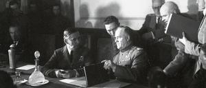Es ist vollbracht. Luftmarschall Tedder und Marschall Schukow nehmen die bedingungslose Kapitulation des Oberkommandos der Wehrmacht am 8. Mai 1945 entgegen.