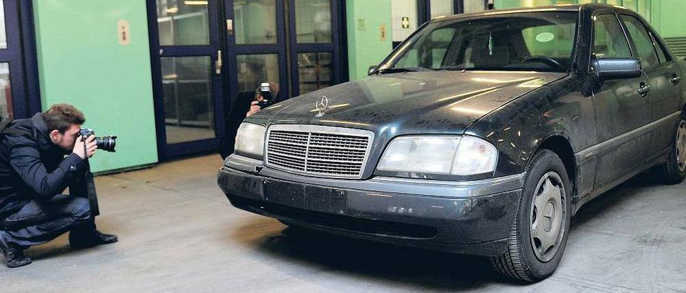 Das Fluchtfahrzeug. Mit dieser C-Klasse von Mercedes rasten die Räuber davon, mittlerweile parkt er im Polizeipräsidium am Tempelhofer Damm. Lange wird er nicht da bleiben: Der Halter hat mit der Tat wohl nichts zu tun. Er soll sein Auto zurückbekommen. 
