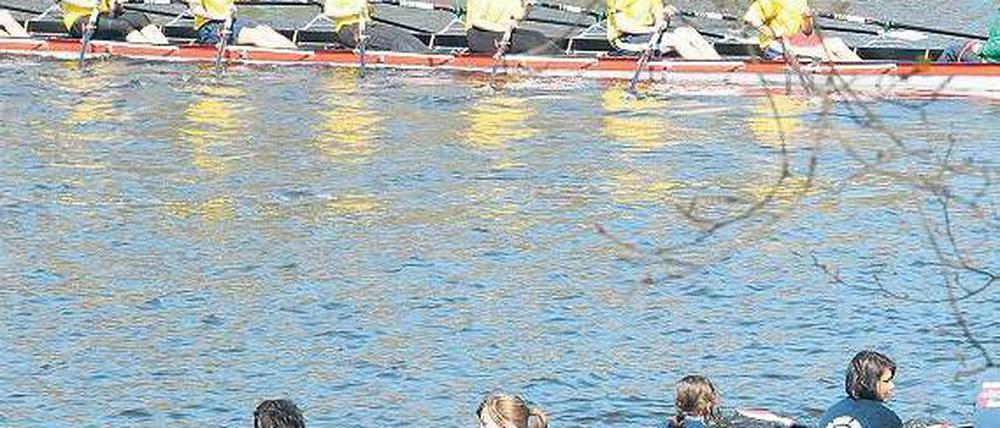 Getauft und zu Wasser gelassen. Bei herrlichem Sonnenschein konnten Schüler am Sonnabend das erste Mal die von der Lottostiftung gesponserten Boote auf dem Wannsee testen. Foto: Uwe Steinert