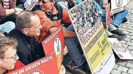 Spielfigur mit Hitler-Bärtchen. Das Bündnis „1. Mai – Nazifrei“ übte am Bebelplatz das Besetzen von Wegen und zeigte dabei auch gleich die neuen Plakate. 