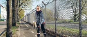 Probefahrt am Zaun. Marielle Hennrich wohnt im Neuköllner Schillerkiez direkt am Flugfeld. Die 20-jährige Skaterin freut sich auf die ersten Runden über die Rollbahn. 