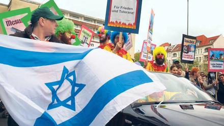 Froh und stolz. Um gegenseitigen Respekt geht es beim 2000 Jahre alten jüdischen Fest Lag BaOmer. Die Festparade startete am Adenauerplatz. 