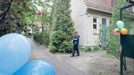 Idyll in der Spree. In dem ehemaligen DDR-Kinderheim (l.) auf der Insel der Jugend hat das EJF eine Wohnung für vernachlässigte Kinder eingerichtet. 