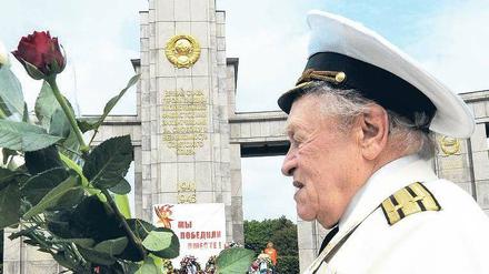 Bewegt. Auch dieser russische Veteran legte Blumen am Sowjetischen Ehrenmal in Tiergarten ab. Foto: Theo Heimann/ddp