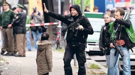 Zurückbleiben. Bewaffnete Polizisten beim Einsatz vor der Kreuzberger Schule. Foto: dpa