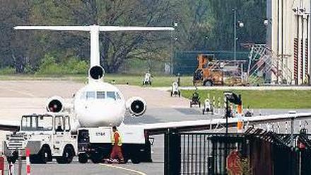 Auf dem Sicherheitsparkplatz. Das Flugzeug wurde in den nördlichen Teil des Flughafens geschleppt und von Sprengstoffexperten durchsucht. Foto: dpa