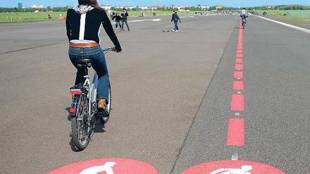 Ein weites Feld. Der frühere Flughafen Tempelhof wird noch Jahre ein Wiesenmeer mit Rad- und Skaterstrecken bleiben. Das Gelände in Tegel ist sogar noch größer.Foto: dpa