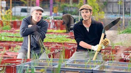 Einladend. Heute ab 13 Uhr feiern Marco Clausen (l.) und Robert Shaw am Moritzplatz ihren Start in die Gartensaison. Infos unter http://prinzessinnengarten.net. 