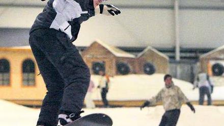 Ausgerutscht. Mit lockerem Snowboarden im „Snowtropolis“ in Senftenberg ist es vorbei. Ostdeutschlands erste Skihalle hat Insolvenz angemeldet. Foto: Bernd Settnik/dpa