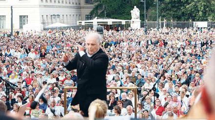 Maestro und Fans. Sonntag wird es wieder voll, wenn Daniel Barenboim auf dem Bebelplatz bei freiem Eintritt die Staatskapelle dirigiert. Foto: promo/Barbara Braun
