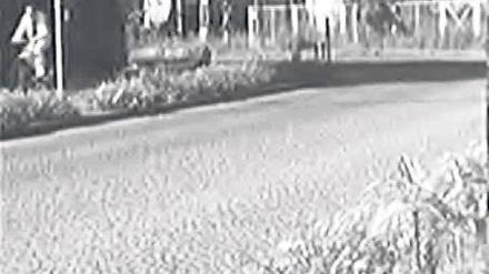 Im Visier der Kamera. Diesen weiß gekleideten Radfahrer, der am 20. Juni 2009 an der Einfahrt des Johannestifts in Spandau gefilmt wurde, hält die Polizei für den Mörder.