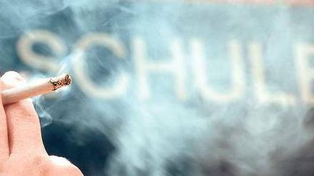 Verbotener Qualm. Das Rauchen auf dem Schulgelände bleibt untersagt. Allerdings könnte der Streit bis zum Bundesverfassungsgericht gehen. Foto: p.a./dpa