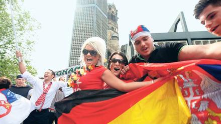 Am Ende jubelten die Serben, nicht nur an der Gedächtniskirche – und viele deutsche Fans feierten mit. Es ist ja noch alles drin.