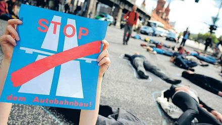 Auf die Straße gegen die Autobahn. Demonstranten verabredeten sich am vergangenen Sonntag im Internet zur spontanen Blockade in Friedrichshain. Foto: dpa