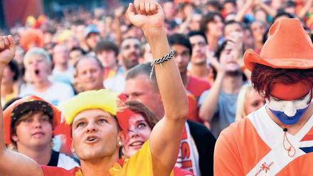Freude und Frust. Eng nebeneinander verfolgten spanische und niederländische Fans auf der Berliner Fanmeile das WM-Endspiel. Am Ende jubelten die Spanier. Foto: dpa