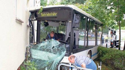 Im Vorgarten. Die Busfahrerin wurde bei dem Unfall verletzt. Foto: Polizei Potsdam