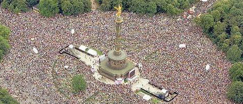 Sicher feiern. Wegen der Vielzahl von Events, hier die Loveparade 2000, hat Berlin große Erfahrungen mit Massenveranstaltungen. Auch während der Fußball-WM gab es keine Probleme – mehrfach wurde die Fanmeile an der Siegessäule wegen Überfüllung gesperrt. Foto: ddp